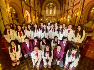 Coro de escuela Básica asiste a la segunda etapa del concurso nacional “Crecer Cantando” en Santiago.