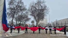 Estudiantes alzan la Bandera Chilena en Plaza de la Victoria en honor al natalicio de Bernardo O´Higgins