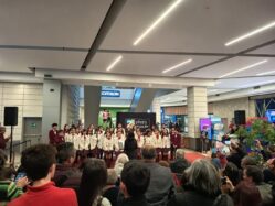 Coro de Escuela Básica se presenta en Mall Plaza Maule