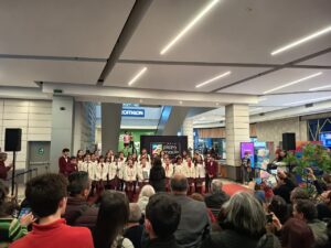 Coro de Escuela Básica se presenta en Mall Plaza Maule