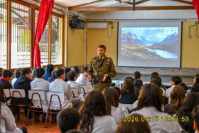 Charla de Carabineros orienta a estudiantes de octavo en responsabilidad penal juvenil