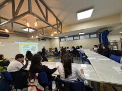 Estudiantes de 5° y 6° asisten a taller de Arteterapia en Universidad Autónoma